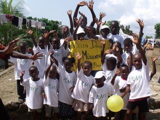 Kinder bedanken sich bei Herrn Müllenbruch von der RMV-Stiftung für den Krankenwagen, T-Shirts etc.