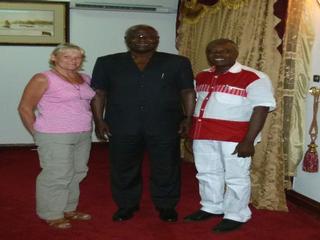 Gisela Bednarek und Musa Bainda bei Präsident Koroma